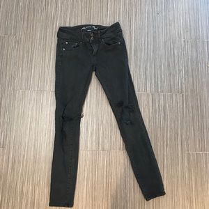 American Eagle Distressed black Skinny Jeans sz 6.